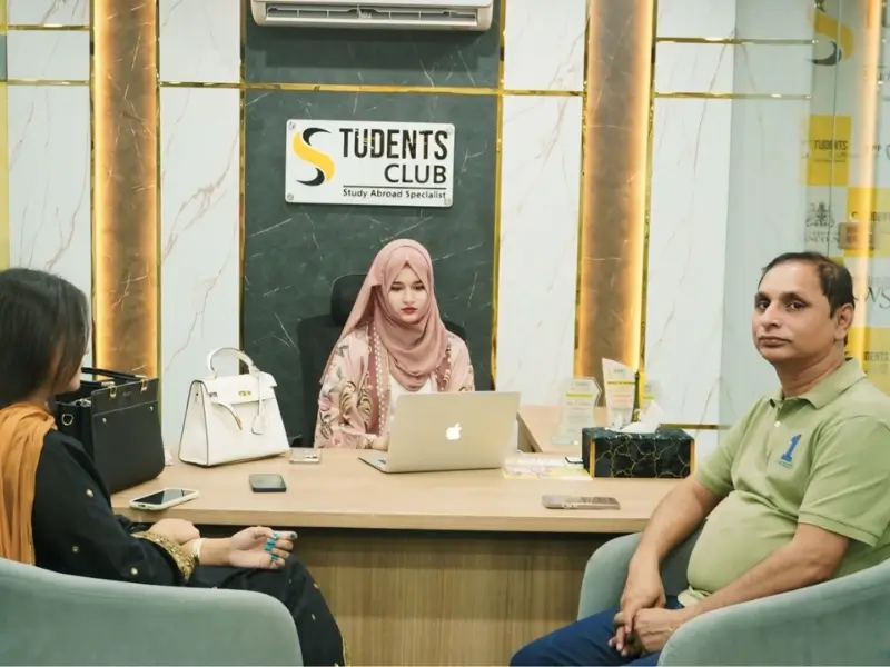 Project-manager-visit-students-club-lahore-branch-with-director